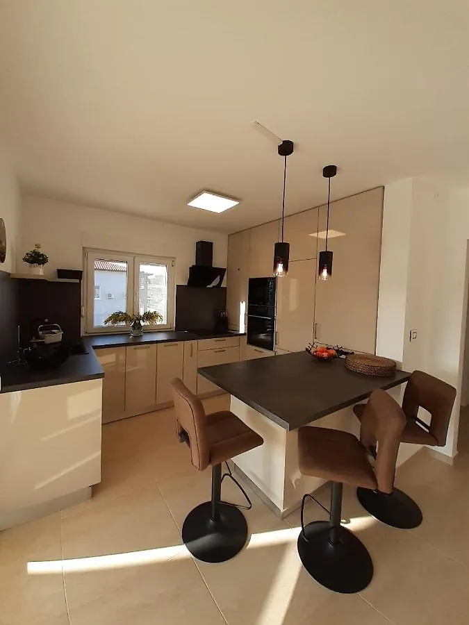Holiday House Emjalemi بولا 0*,