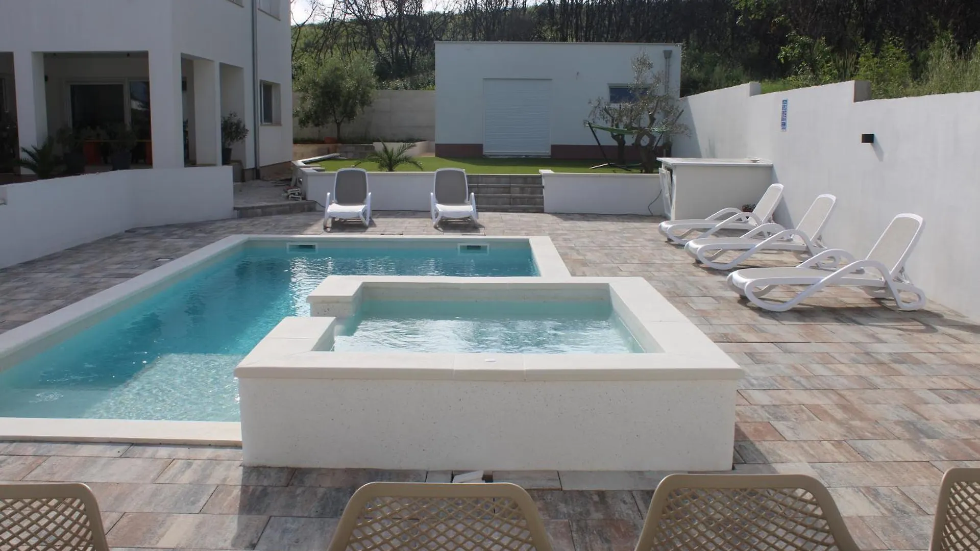 Holiday House Emjalemi بولا