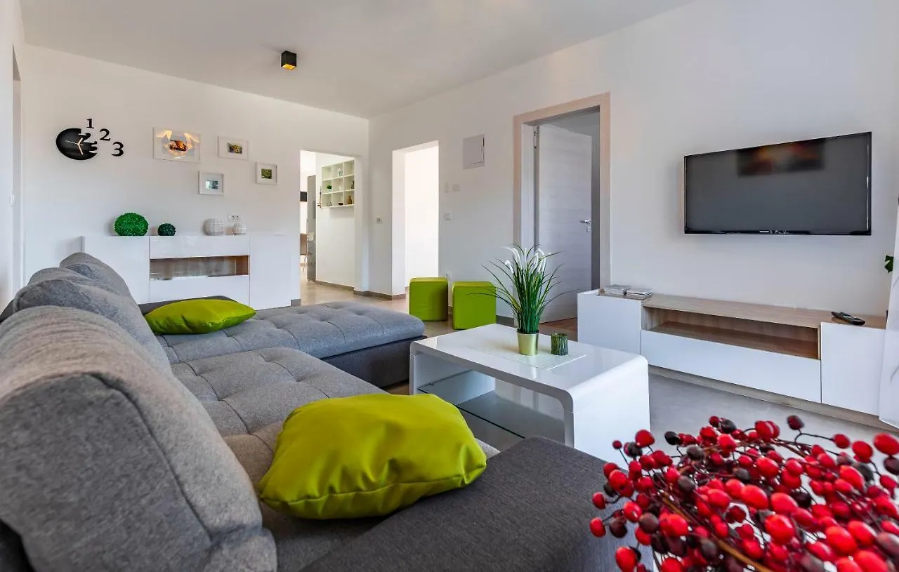 Holiday House Emjalemi Pula 0*,