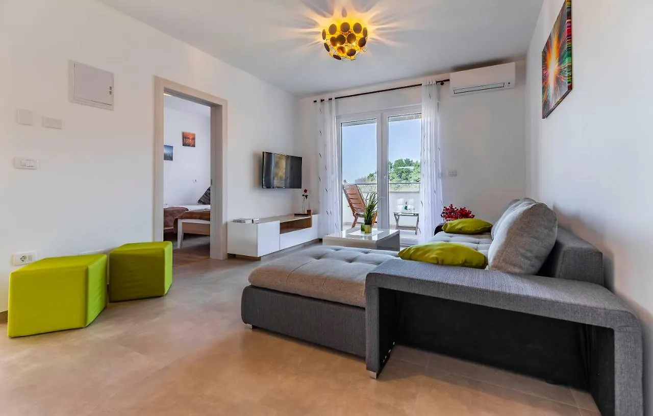 Holiday House Emjalemi Pula 0*,  Croatia