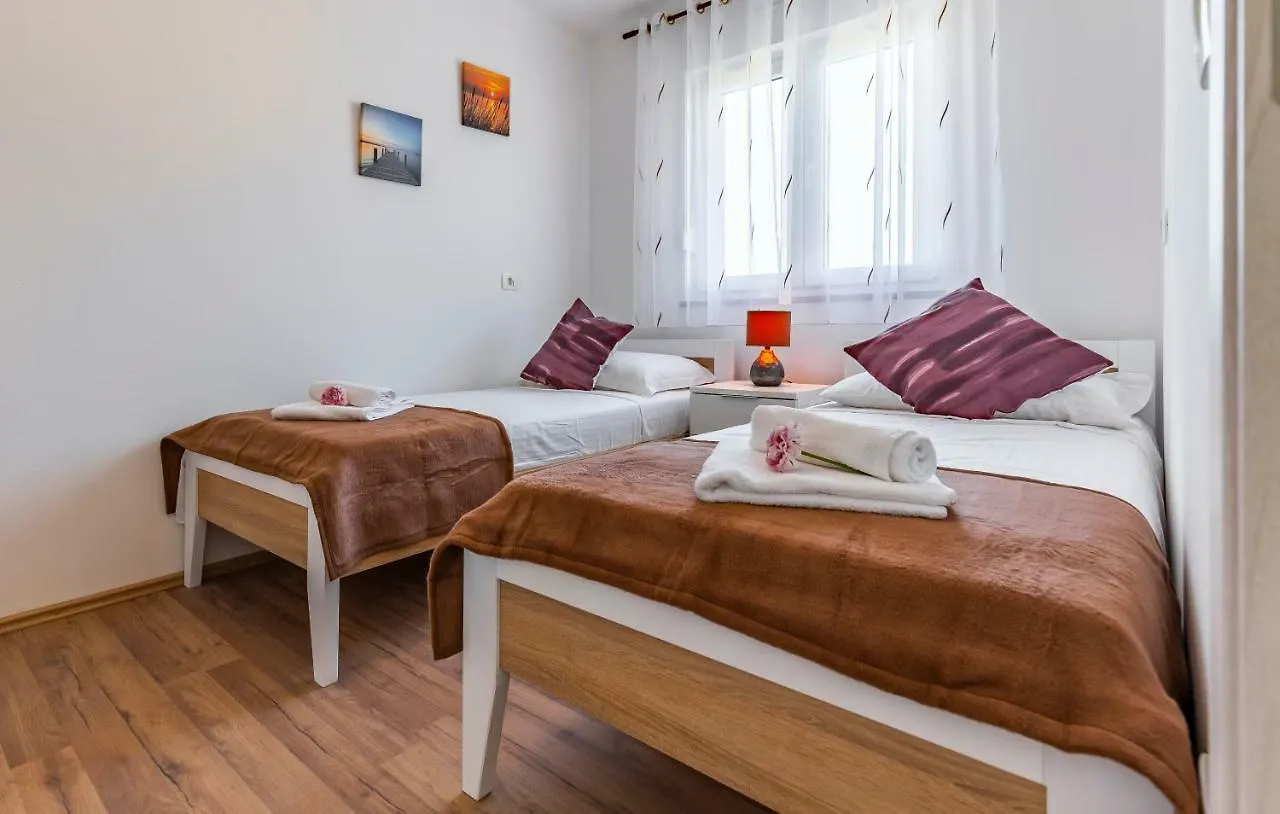شقة Holiday House Emjalemi بولا