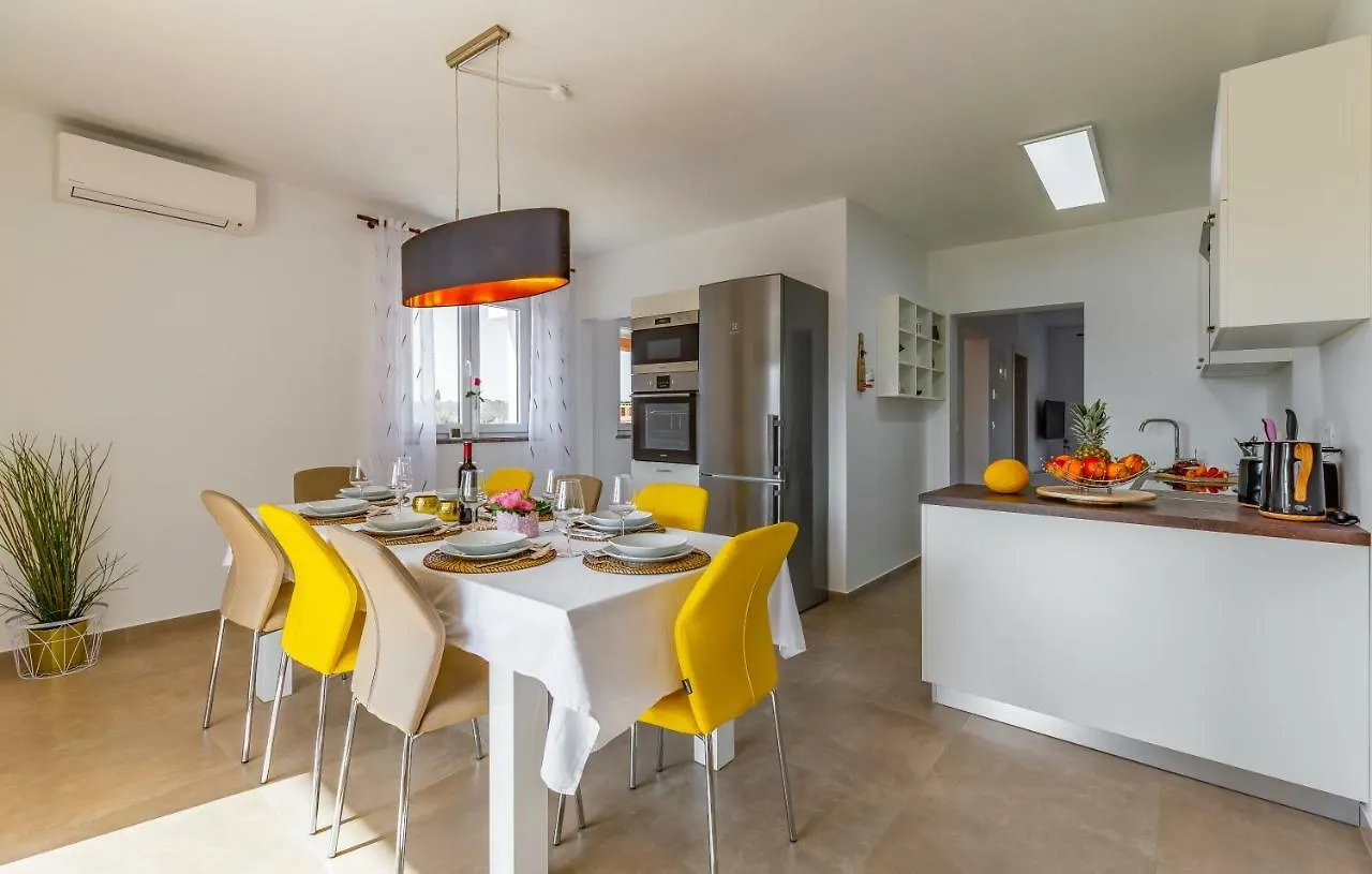 דירה פולה Holiday House Emjalemi
